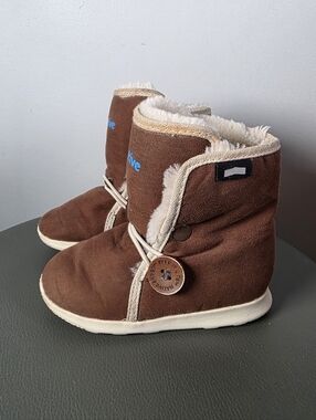 Native Shoes Kids Winter Boots Brown Faux Fur Lined Cozy Slip On Boots Size 8